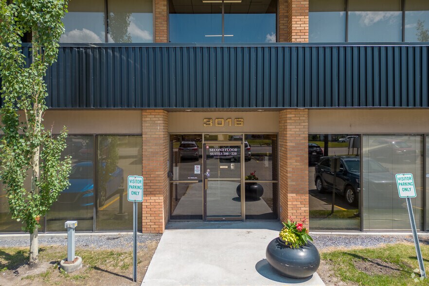 3016 19th St NE, Calgary, AB à louer - Photo du bâtiment - Image 2 de 6