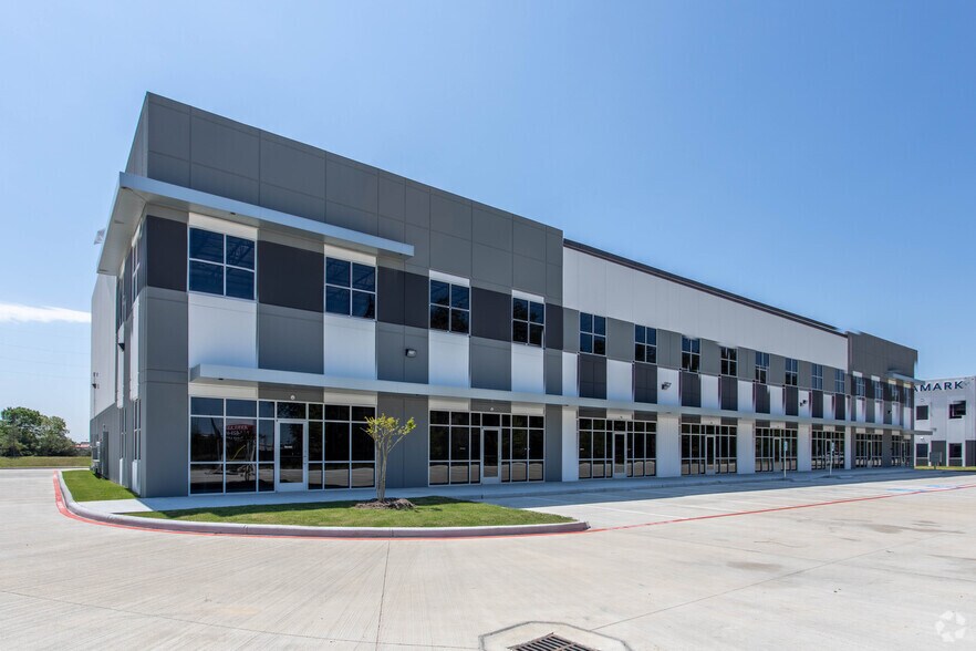 13911 Service Center Dr, Tomball, TX à louer - Photo du bâtiment - Image 2 de 8