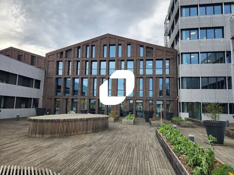 Retail in Bordeaux for lease - Building Photo - Image 1 of 17