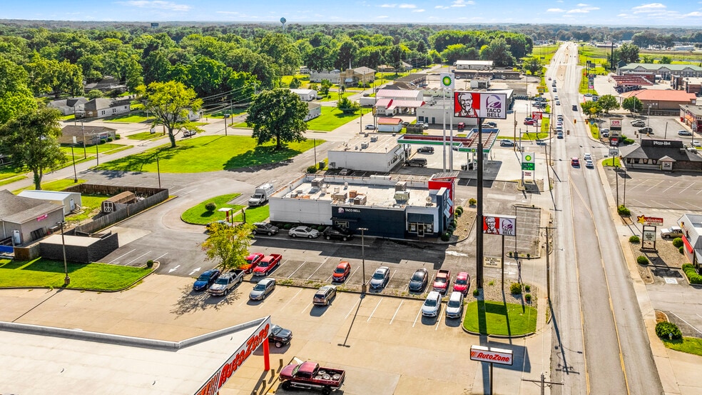 634 W Main St, Benton, IL for sale - Building Photo - Image 3 of 7