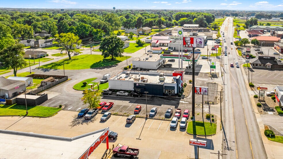 634 W Main St, Benton, IL à vendre - Photo du bâtiment - Image 3 de 7