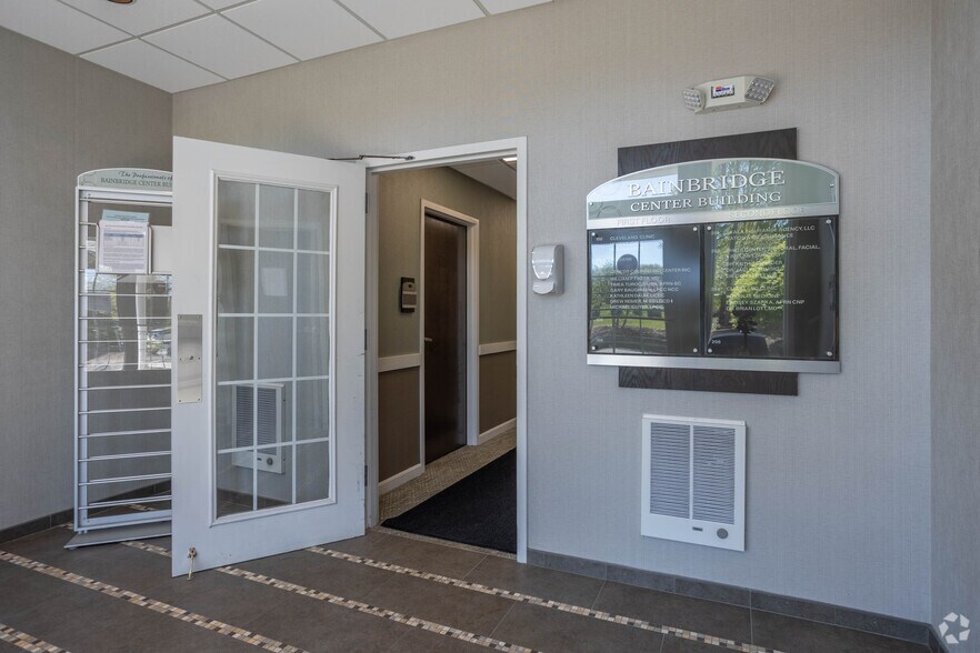 17747 Chillicothe Rd, Chagrin Falls, OH à louer - Photo du bâtiment - Image 2 de 9