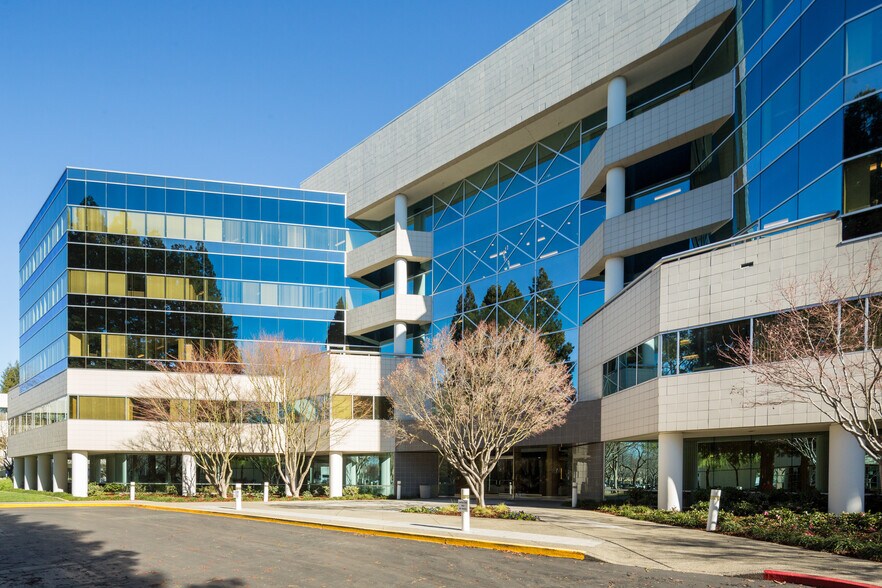 2450 Venture Oaks Way, Sacramento, CA à louer - Photo du bâtiment - Image 2 de 9