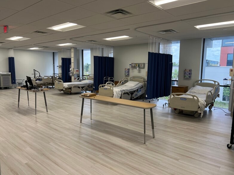 5405 Diplomat Cir, Orlando, FL à louer - Photo du bâtiment - Image 3 de 59