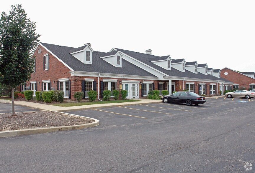 33 W Higgins Rd, South Barrington, IL à vendre - Photo du bâtiment - Image 2 de 2