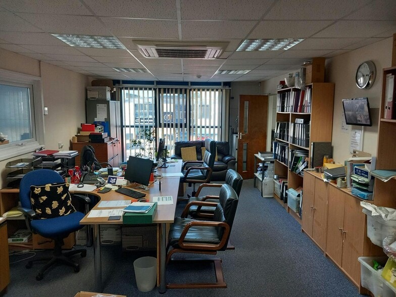 Priors Way, Maidenhead for lease - Interior Photo - Image 2 of 3