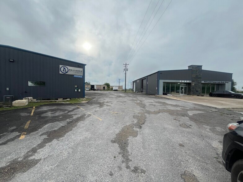 Vanguard Warehouse Complex - 8480 IH-35 portefeuille de 6 propriétés à vendre sur LoopNet.ca - Photo du bâtiment - Image 2 de 17
