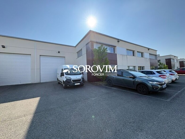 Flex in Décines-Charpieu for lease - Building Photo - Image 1 of 8