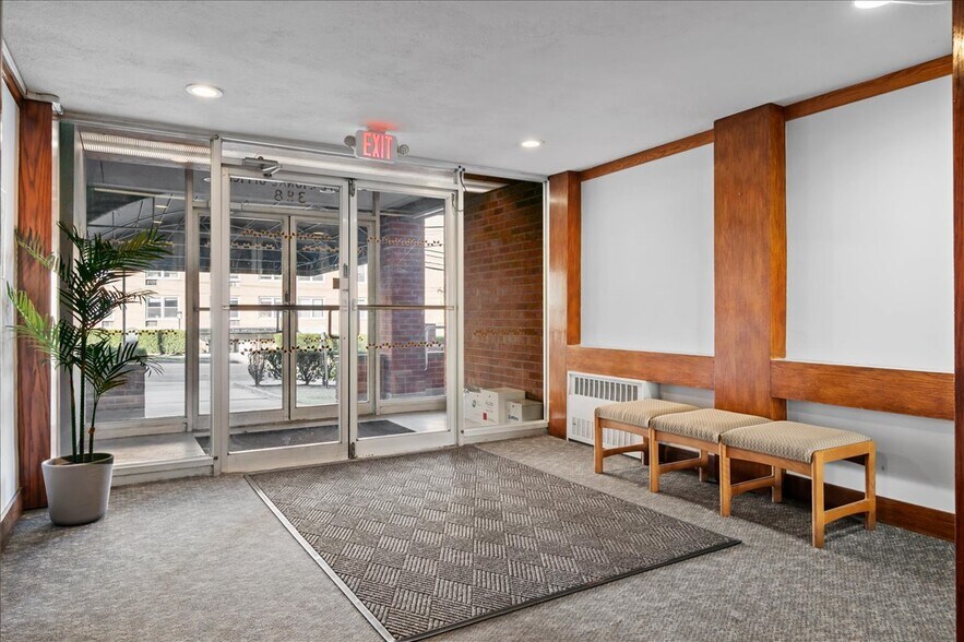 388 Westchester Ave, Port Chester, NY à vendre - Hall d’entrée - Image 2 de 16