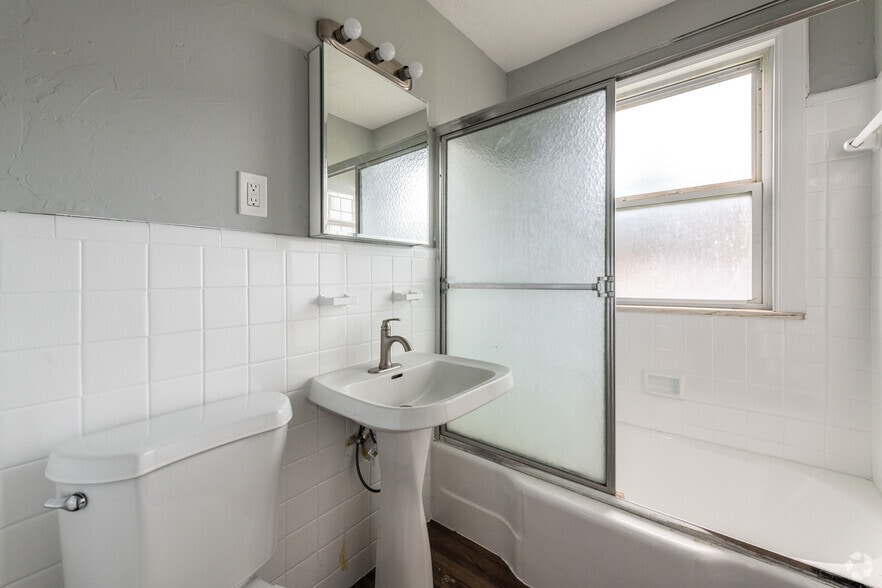 1832-1864 Forest Hills Blvd, Cleveland, OH for sale - Interior Photo - Image 3 of 26