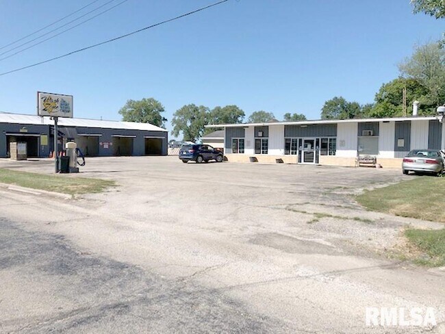 Plus de détails pour 1106 S Main St, Lewistown, IL - Commerce de détail à vendre