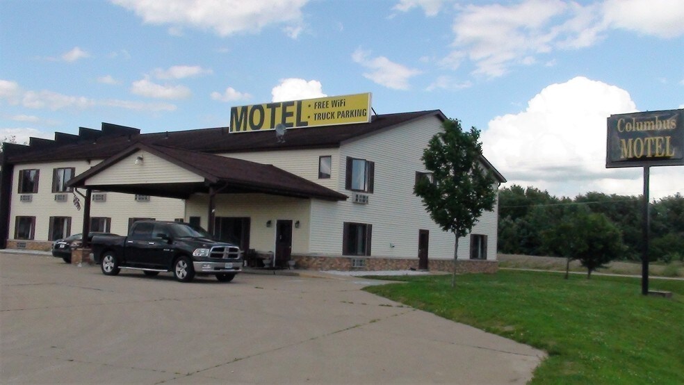 265 Colonels Dr, Columbus Junction, IA à vendre - Photo du bâtiment - Image 2 de 20