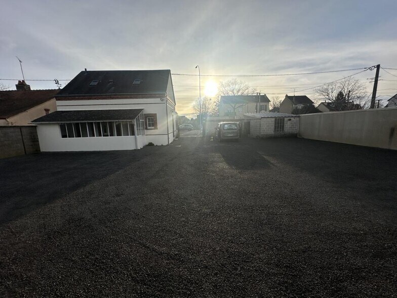 Retail in Luisant for lease - Building Photo - Image 3 of 15