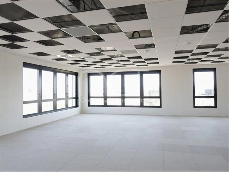 8 Rue Joseph Nicephore Niepce, Genas for lease - Interior Photo - Image 3 of 15