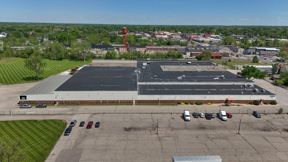 200 Universal Dr, Owosso, MI à louer - Photo du bâtiment - Image 2 de 4