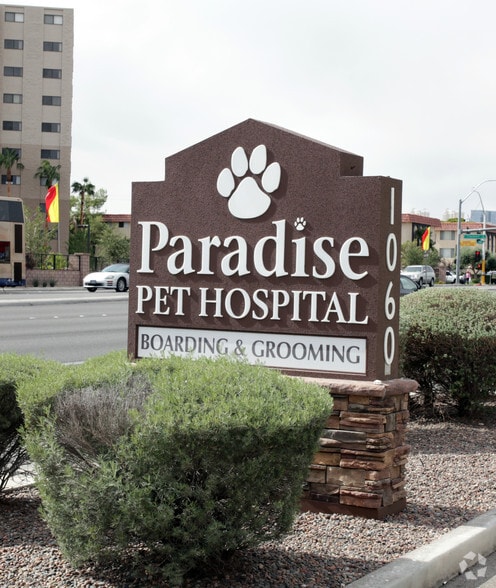 1060 E Flamingo Rd, Las Vegas, NV à louer - Photo du bâtiment - Image 3 de 13