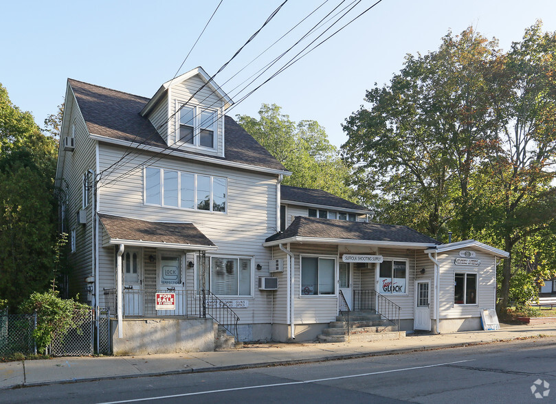 211 Main St, Yaphank, NY à vendre - Photo principale - Image 1 de 1