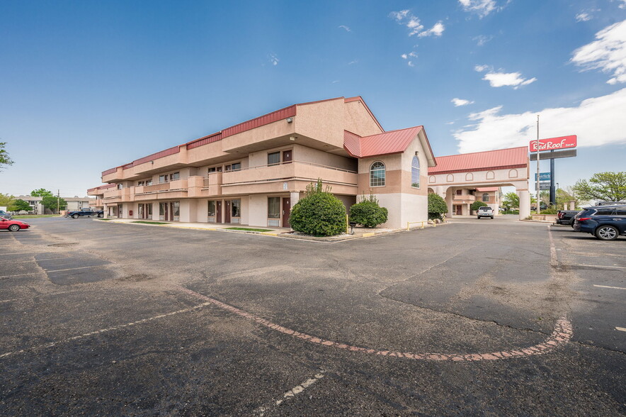 Dual Brand Red Roof Inn HomeTowne Studio portfolio of 2 properties for sale on LoopNet.ca - Building Photo - Image 2 of 53