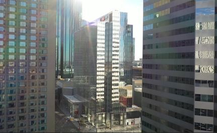 10250 101st St NW, Edmonton, AB à louer - Vidéo aérienne - Image 2 de 26