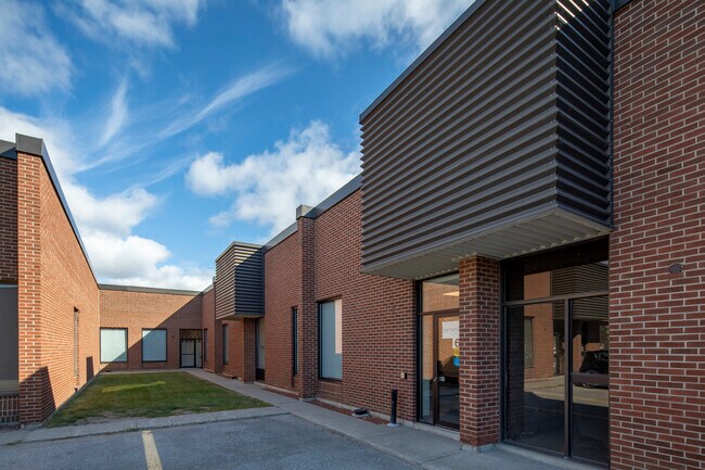 Plus de détails pour 761-767 Mckay Rd, Pickering, ON - Industriel à louer