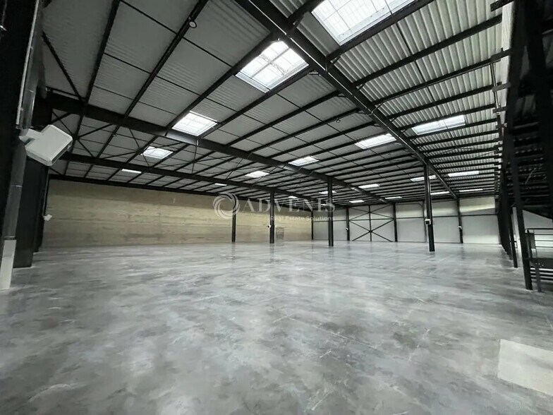 Industrial in Plaisir for lease - Building Photo - Image 3 of 8