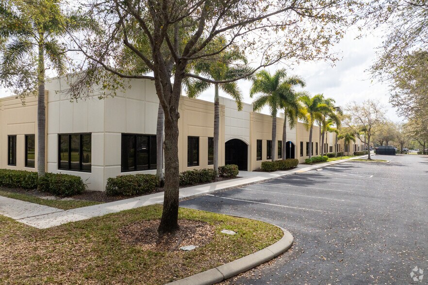 12550 Professional Park Dr, Fort Myers, FL à louer - Photo du bâtiment - Image 2 de 4