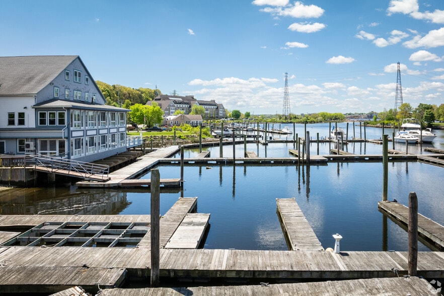 Waterfront Restaurant - East Providence portfolio of 2 properties for sale on LoopNet.ca - Building Photo - Image 3 of 23