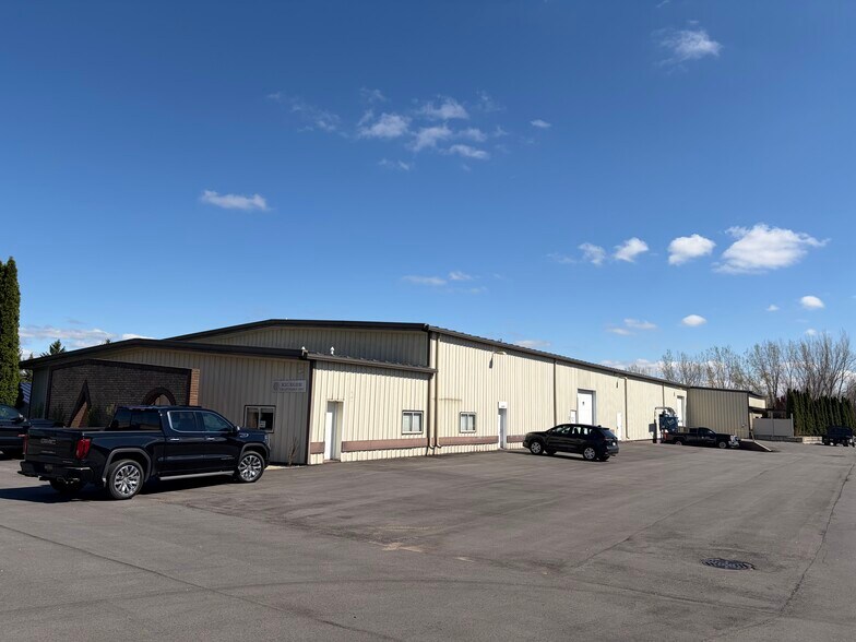 2758 3 Mile Rd, Grand Rapids, MI à louer - Photo du bâtiment - Image 2 de 9