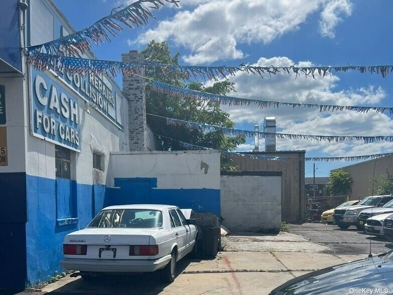 708 Burnside Ave, Hempstead, NY à vendre - Photo du bâtiment - Image 2 de 7