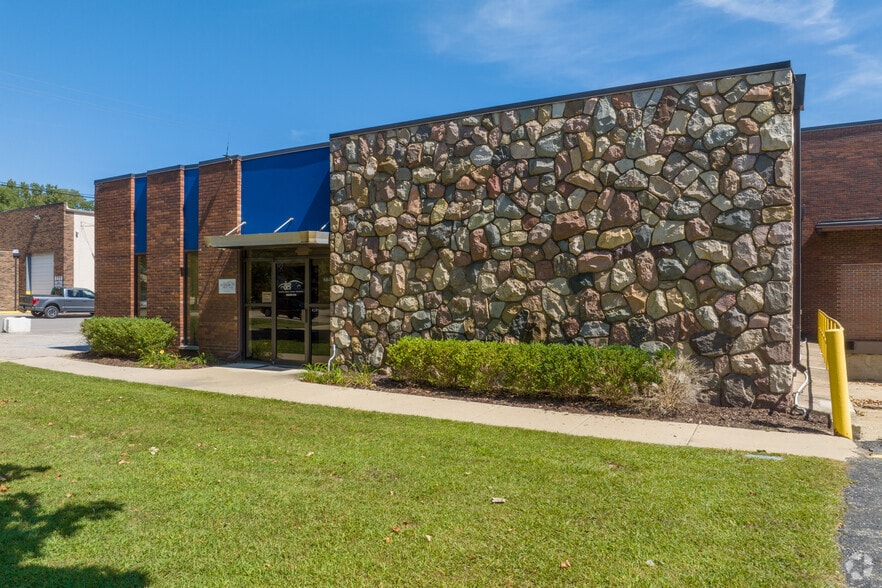 8464 Ronda Dr, Canton, MI à vendre - Photo du bâtiment - Image 3 de 9