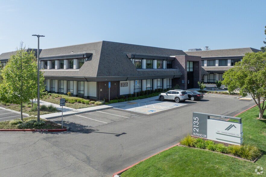 2135 Butano Dr, Sacramento, CA à louer - Photo du bâtiment - Image 2 de 8