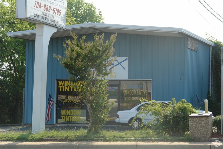 210 N Polk St, Pineville, NC à vendre - Photo du bâtiment - Image 2 de 2