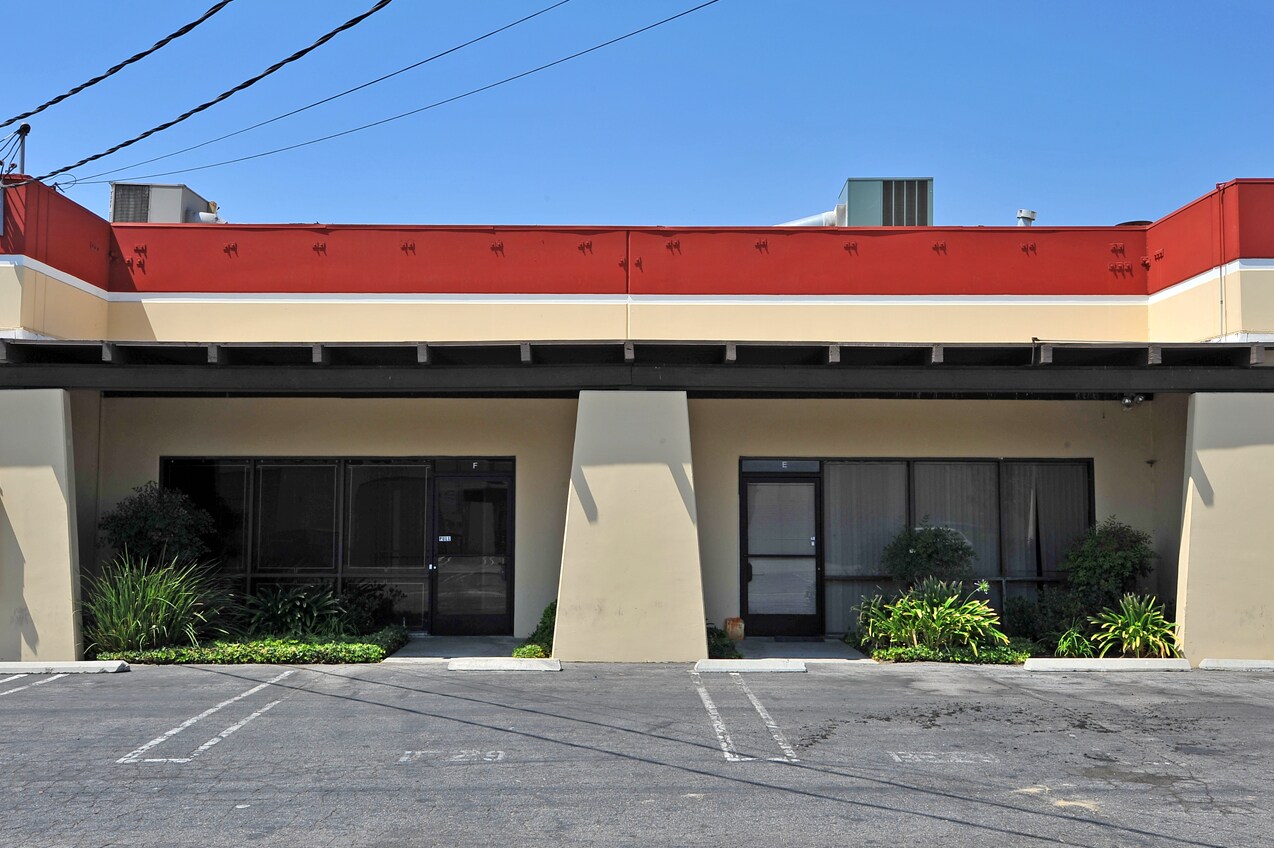 21011 Itasca St, Chatsworth, CA for lease Primary Photo- Image 1 of 3