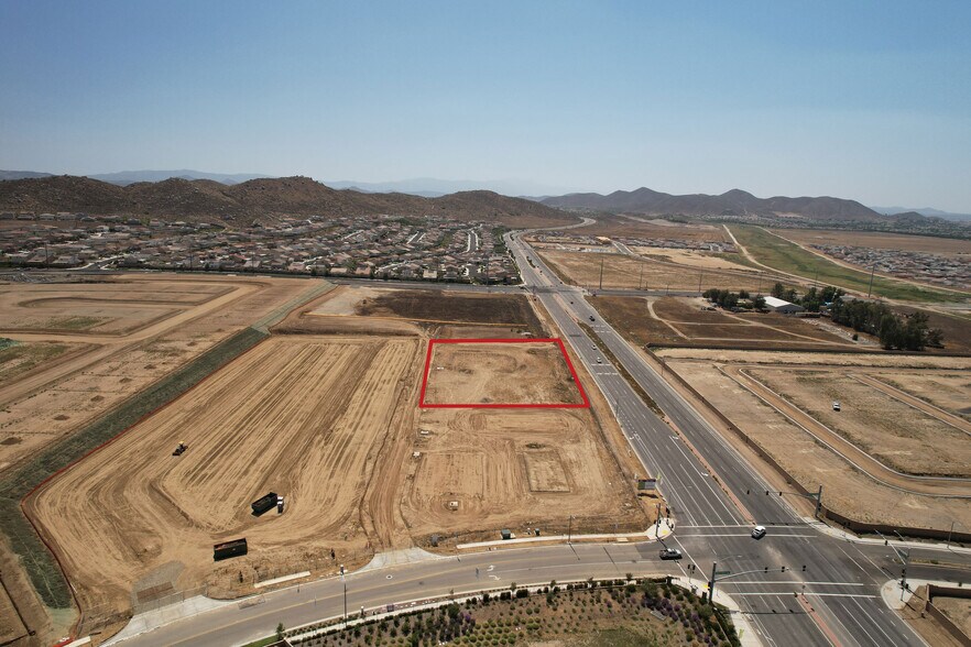 85 Domenigoni Parkway, Winchester, CA à vendre - Photo du bâtiment - Image 2 de 3