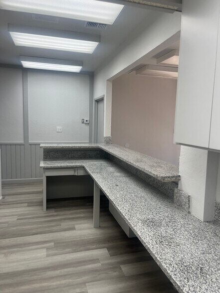 4747 N 1st St, Fresno, CA for lease - Building Photo - Image 3 of 25