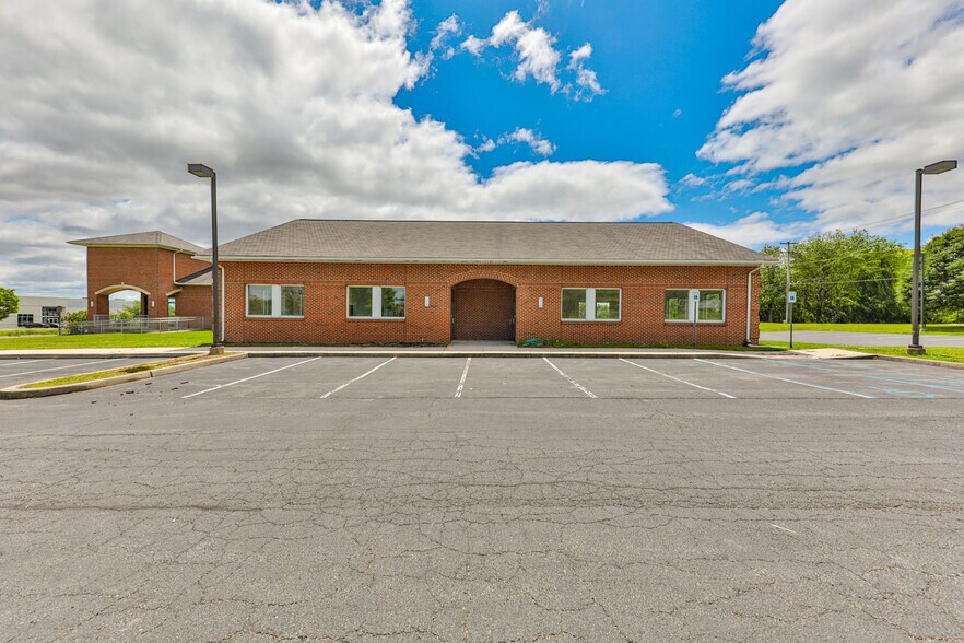 4350 Independence Dr, Schnecksville, PA à louer - Photo du bâtiment - Image 1 de 22