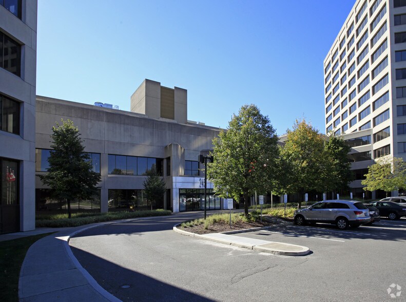 245 Consumers Rd, Toronto, ON à louer - Photo du bâtiment - Image 3 de 12