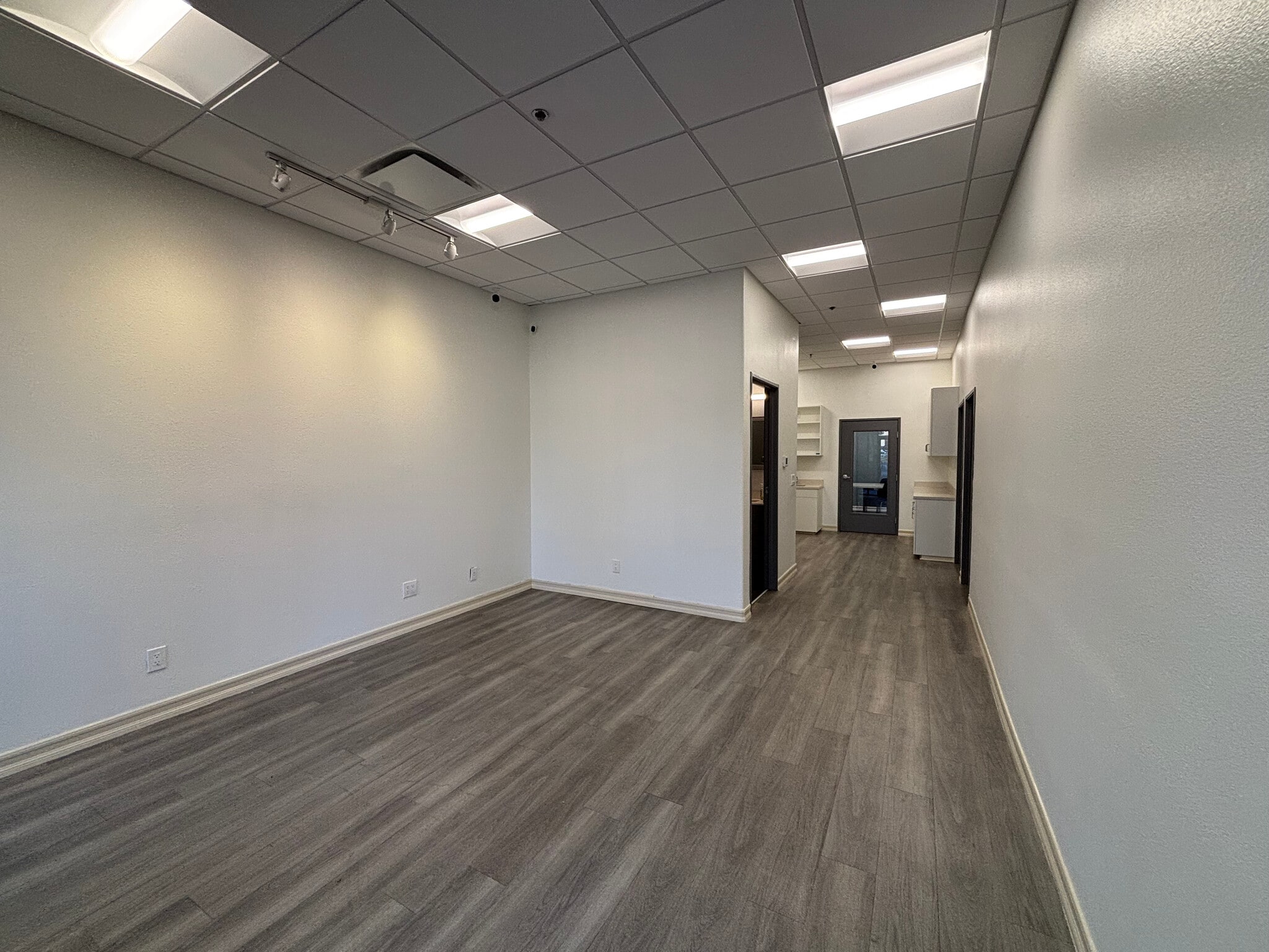 1465 Spruce St, Riverside, CA for lease Lobby- Image 1 of 3