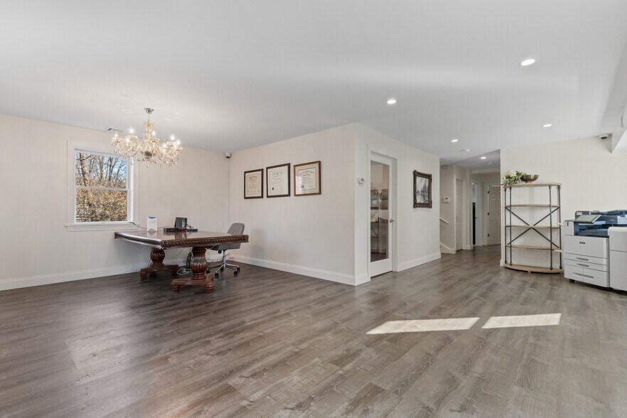 593 Ramapo Valley Rd, Oakland, NJ à louer - Photo du bâtiment - Image 3 de 70