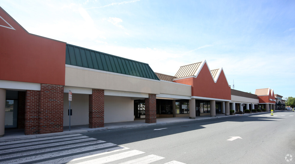 190-422 Albemarle Sq, Charlottesville, VA à vendre - Photo du bâtiment - Image 1 de 1