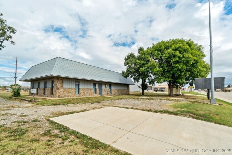 1236 E Main St, Cushing, OK à vendre - Photo du bâtiment - Image 2 de 15