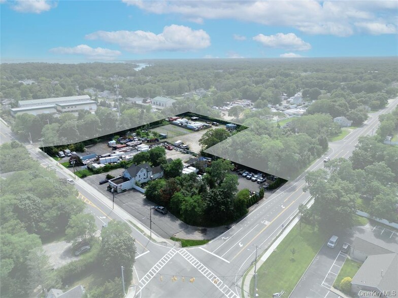 96-122 Railroad Ave, Center Moriches, NY à vendre - Photo du bâtiment - Image 3 de 9