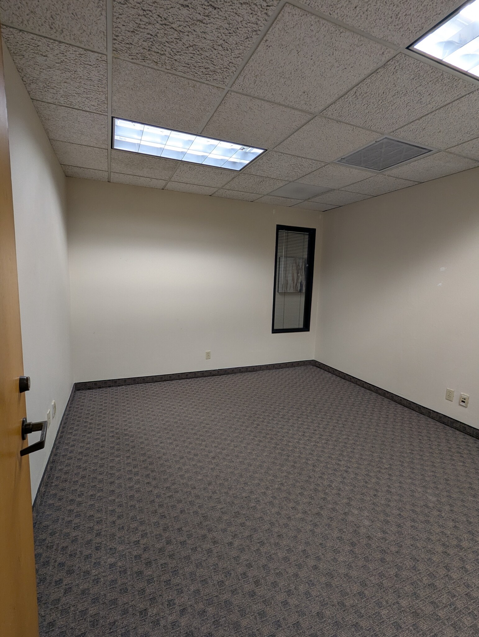 7590 Fay Ave, La Jolla, CA à louer Photo intérieure- Image 1 de 7