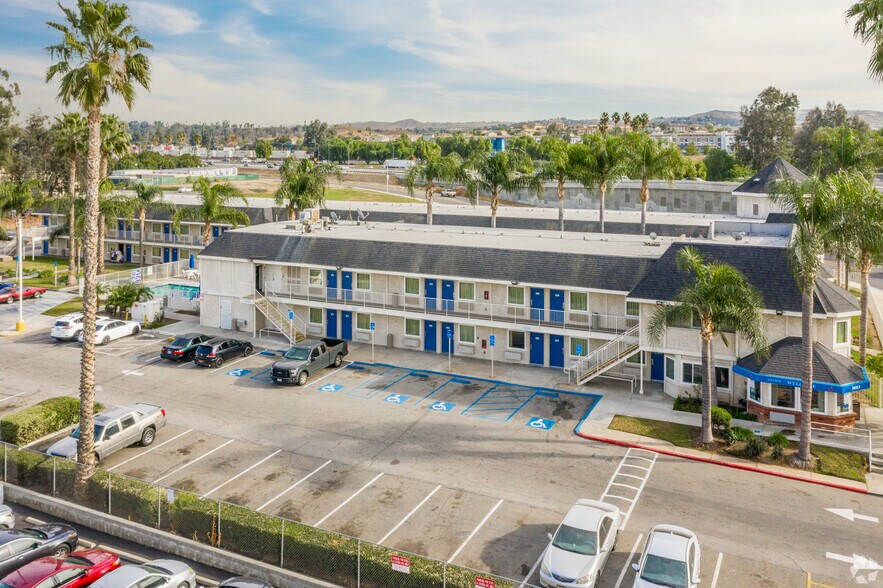 3663 La Sierra Ave, Riverside, CA à vendre - Photo du bâtiment - Image 2 de 22
