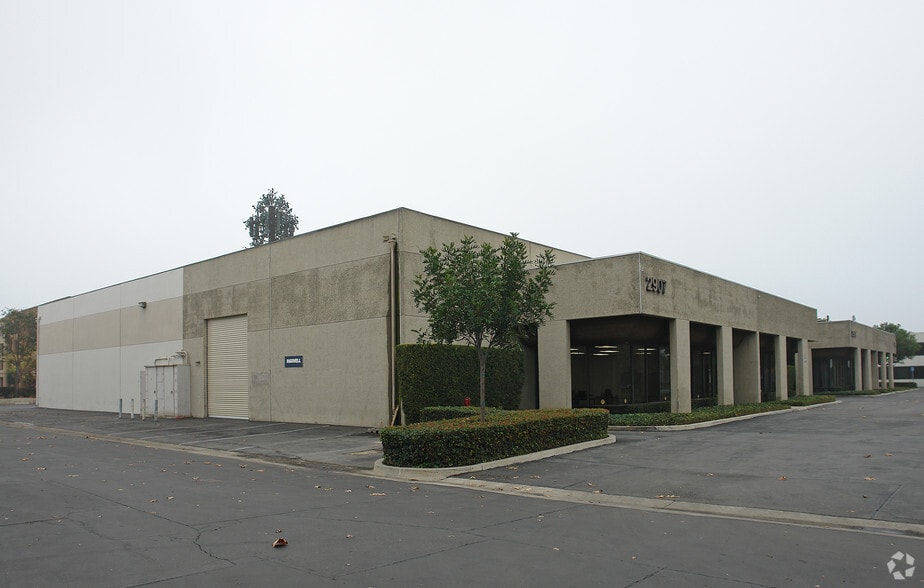 2907-2911 S Croddy Way, Santa Ana, CA for lease - Building Photo - Image 1 of 6