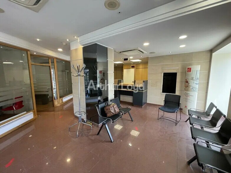 Retail in Reims for sale - Interior Photo - Image 1 of 9