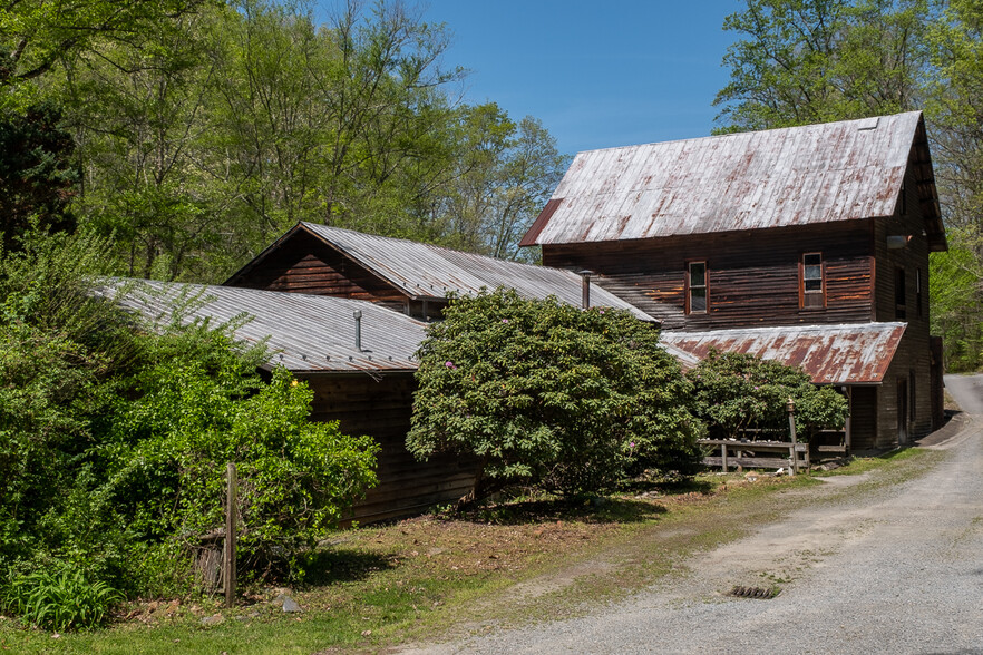 318 Elkin Creek Mill Rd, Elkin, NC à vendre - Photo du bâtiment - Image 2 de 36