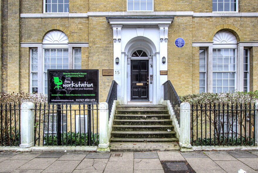 15 Rockstone Pl, Southampton à louer - Photo du bâtiment - Image 1 de 12