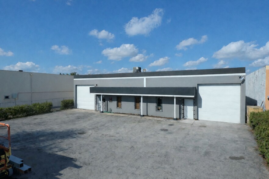 8085 NW 98th St, Hialeah, FL à vendre - Photo principale - Image 1 de 9