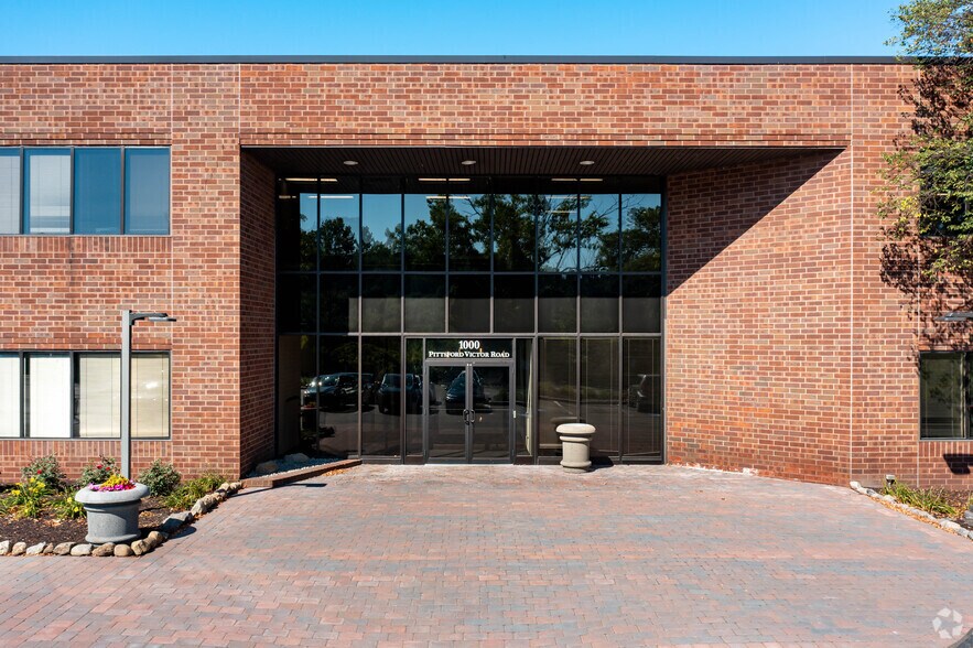 1000 Pittsford Victor Rd, Pittsford, NY à vendre - Photo du bâtiment - Image 2 de 24